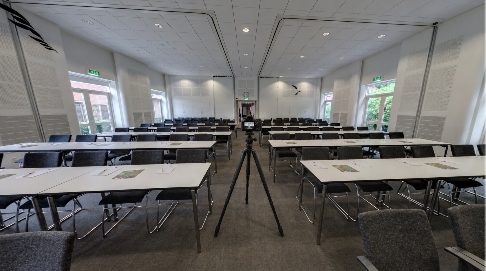 Kamera på stativ placeret som fotopunkt i et klargjort lokale