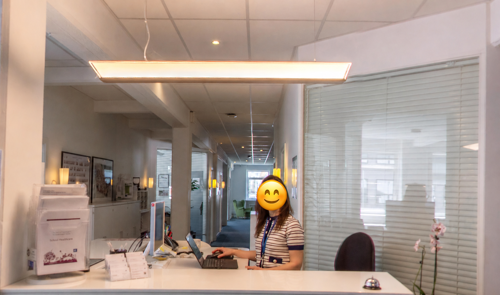 Reception med en persons ansigt anonymiseret af hensyn til privatliv